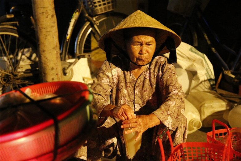 Giữa lòng Hội An có phiên chợ chỉ dành cho phụ nữ, tồn tại hơn 30 năm dù chỉ họp vào 1h sáng - 4
