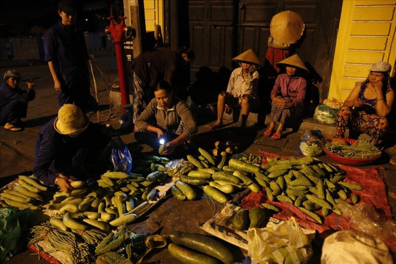Giữa lòng Hội An có phiên chợ chỉ dành cho phụ nữ, tồn tại hơn 30 năm dù chỉ họp vào 1h sáng - 2