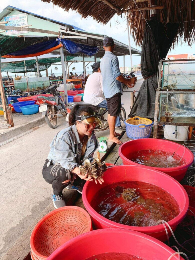 Giữa lòng Phú Quốc có một ngôi chợ cổ: Từ một khu chợ nhỏ xíu đến địa điểm hấp dẫn du khách nước ngoài - 4