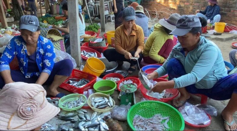 Giữa lòng Phú Yên có khu chợ bán đủ đặc sản miền Trung, được mệnh danh là chợ rẻ nhất Việt Nam - 1