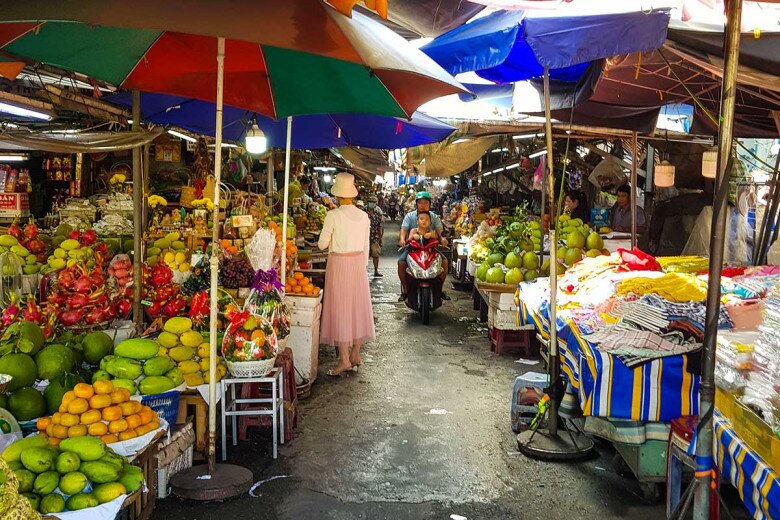 Giữa lòng Sài Gòn có khu chợ mệnh danh &#34;thiên đường ẩm thực&#34;: Bán đủ món ngon với giá &#34;sinh viên&#34;, cầm 100k ăn căng bụng - 4