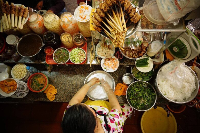 Giữa lòng Sài Gòn có khu chợ mệnh danh &#34;thiên đường ẩm thực&#34;: Bán đủ món ngon với giá &#34;sinh viên&#34;, cầm 100k ăn căng bụng - 2
