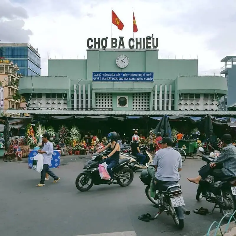 Giữa lòng Sài Gòn có khu chợ mệnh danh &#34;thiên đường ẩm thực&#34;: Bán đủ món ngon với giá &#34;sinh viên&#34;, cầm 100k ăn căng bụng - 1