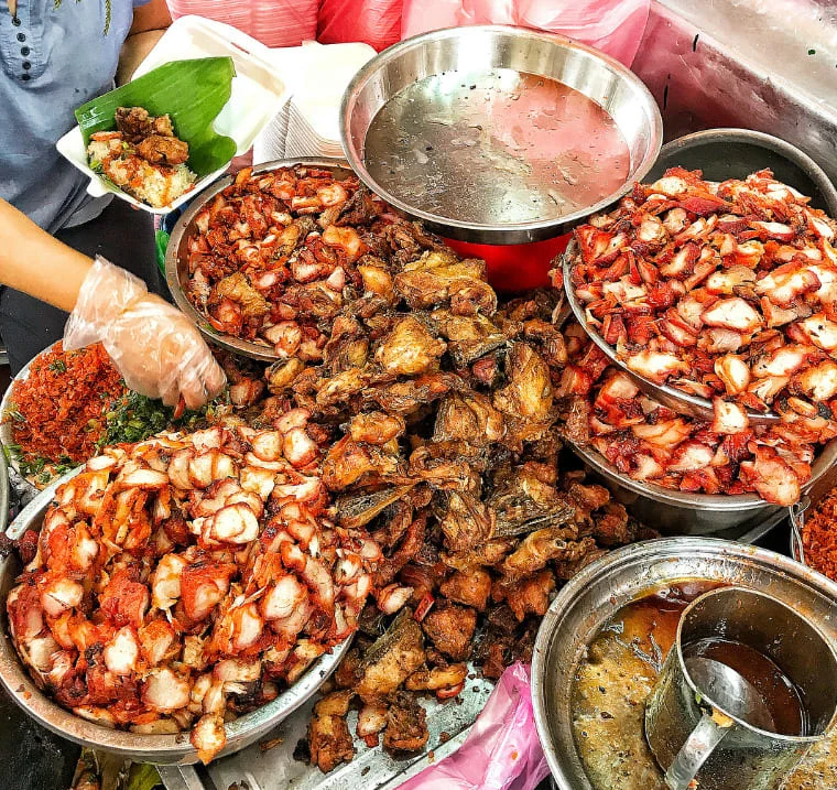 Giữa lòng Sài Gòn có khu chợ mệnh danh &#34;thiên đường ẩm thực&#34;: Bán đủ món ngon với giá &#34;sinh viên&#34;, cầm 100k ăn căng bụng - 3