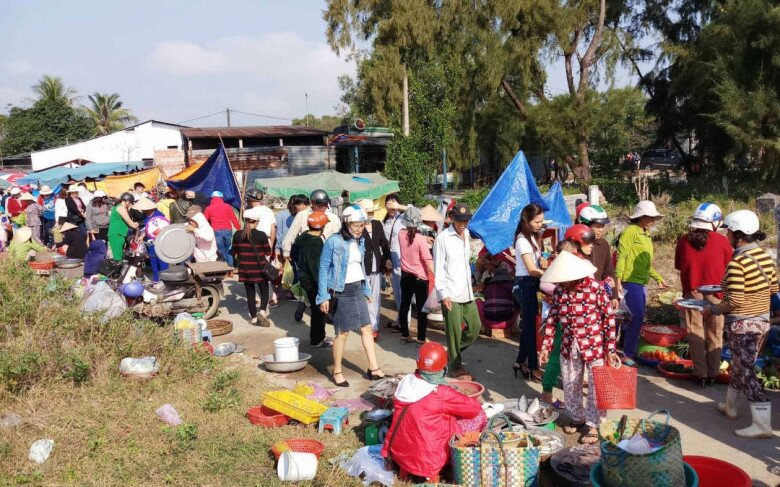 Giữa lòng xứ Huế có phiên chợ Tết chỉ họp 3 ngày, tồn tại mấy trăm năm nhưng ai cũng háo hức tìm đến - 1