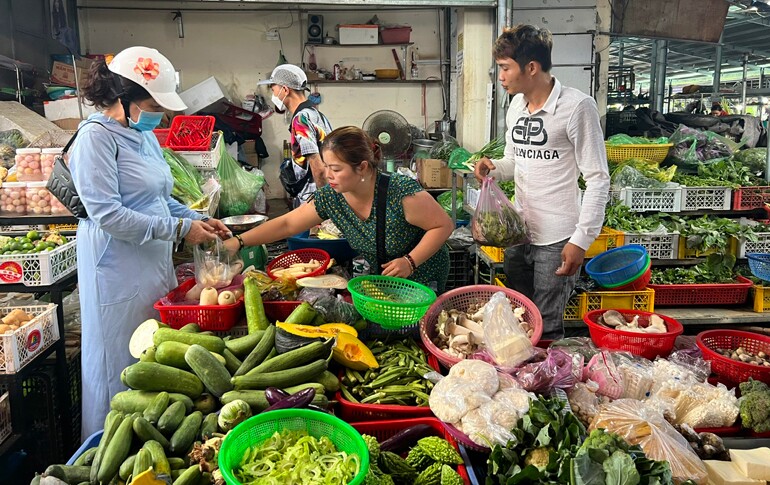 Giữa lòng Phú Yên có khu chợ được mệnh danh là &#34;thiên đường ẩm thực&#34;, du khách cầm từ 20k là ăn no nê - 2