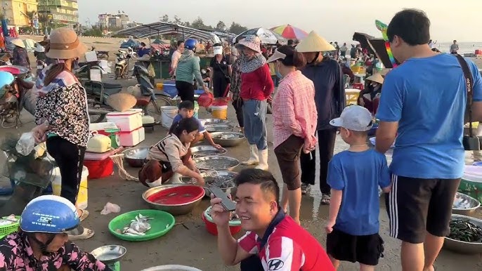 Phiên chợ có 1-0-2 tại Thanh Hóa: Khách tắm biển xong lên bờ mua ngay hải sản vừa đánh bắt còn tươi roi rói - 2