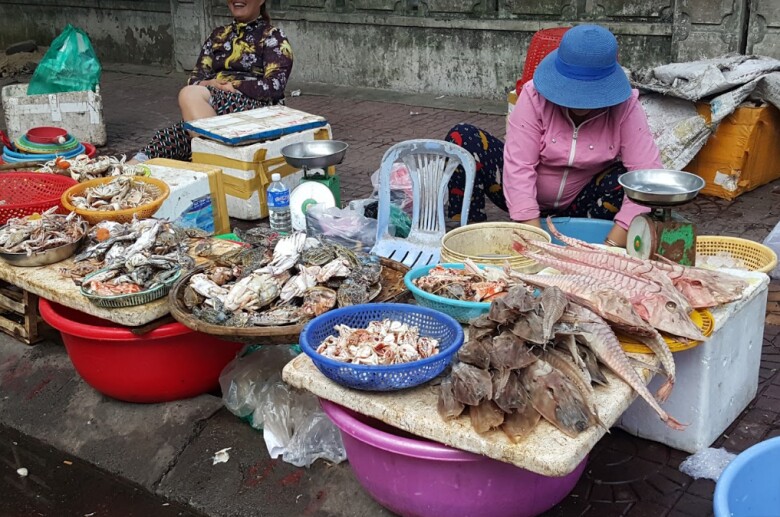 Khu chợ hải sản lớn và rẻ bậc nhất Quy Nhơn: Du khách nào đến cũng mê mẩn không muốn về vì đồ vừa ngon vừa rẻ - 2