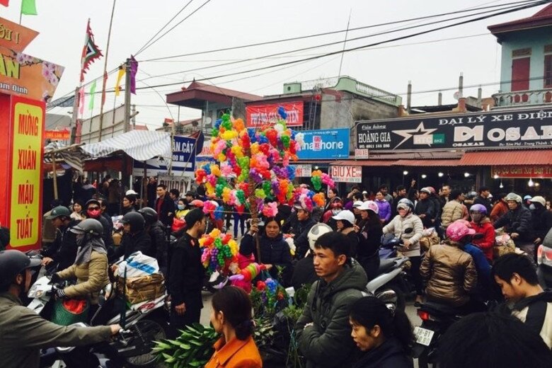 Phiên chợ họp duy nhất vào mùng 6 Tết lúc nào cũng đông nghịt người, ai đến cũng mong &#34;mua may bán rủi&#34; - 1