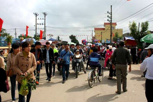 Phiên chợ họp duy nhất vào mùng 6 Tết lúc nào cũng đông nghịt người, ai đến cũng mong &#34;mua may bán rủi&#34; - 2