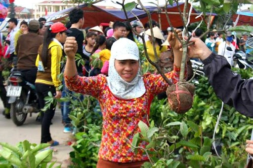 Phiên chợ họp duy nhất vào mùng 6 Tết lúc nào cũng đông nghịt người, ai đến cũng mong &#34;mua may bán rủi&#34; - 3