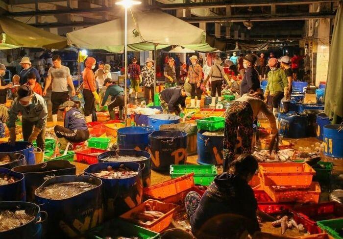 Quy Nhơn có một khu chợ cá lớn và nổi tiếng bậc nhất miền Trung, bán đủ loại hải sản với giá tận gốc - 3