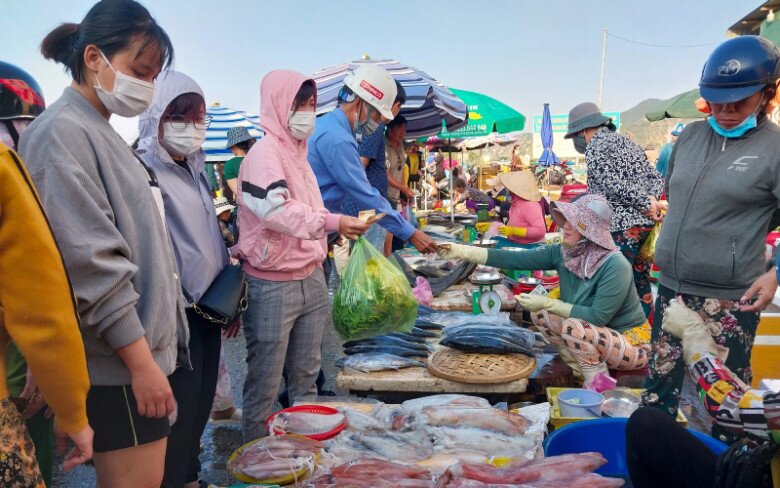 Về Ninh Thuận có khu chợ truyền thống đặc biệt, mua hải sản vừa rẻ vừa ngon mà không phải ai cũng biết - 1