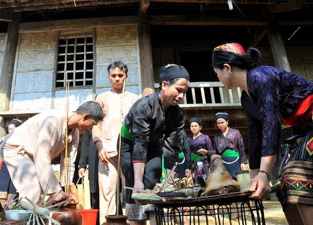 5 phong tục kỳ lạ nhưng lấy may mắn ở Việt Nam, cùng gội đầu để “xin vía”, có nơi đợi tiếng sấm đầu tiên để cúng năm mới - 2