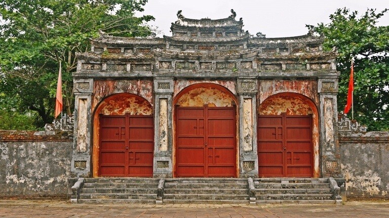 Ghé thăm lăng mộ kỳ bí của vị vua nhiều phi tần, đông con nhất nhà Nguyễn, choáng ngợp trước khung cảnh cổ kính tuyệt đẹp - 4