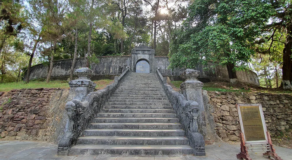 Ghé thăm lăng mộ kỳ bí của vị vua nhiều phi tần, đông con nhất nhà Nguyễn, choáng ngợp trước khung cảnh cổ kính tuyệt đẹp - 8