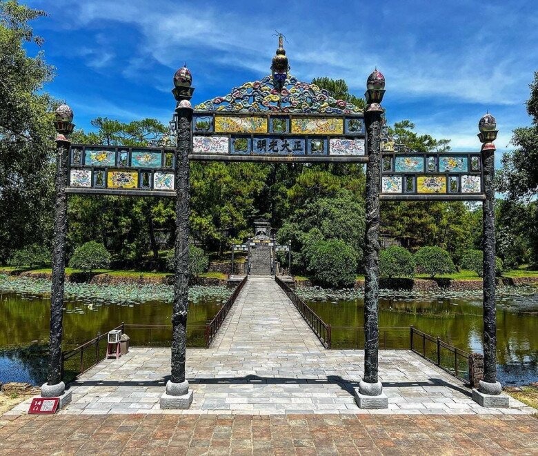 Ghé thăm lăng mộ kỳ bí của vị vua nhiều phi tần, đông con nhất nhà Nguyễn, choáng ngợp trước khung cảnh cổ kính tuyệt đẹp - 7