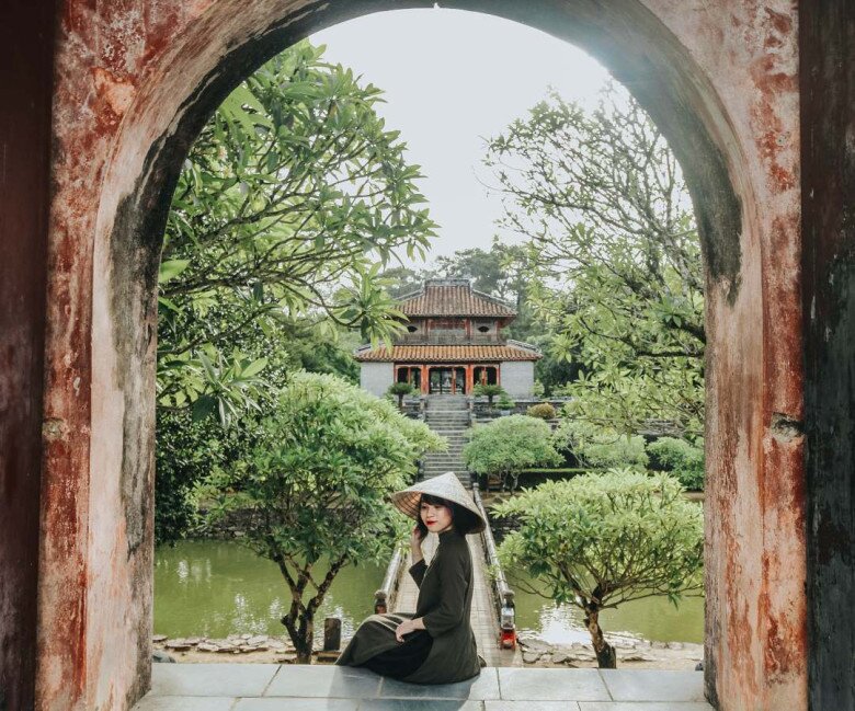 Ghé thăm lăng mộ kỳ bí của vị vua nhiều phi tần, đông con nhất nhà Nguyễn, choáng ngợp trước khung cảnh cổ kính tuyệt đẹp - 6