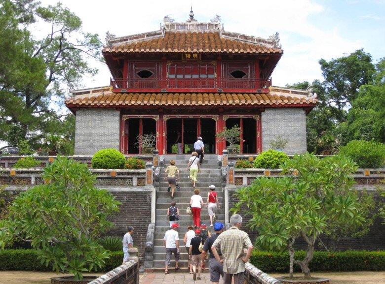 Ghé thăm lăng mộ kỳ bí của vị vua nhiều phi tần, đông con nhất nhà Nguyễn, choáng ngợp trước khung cảnh cổ kính tuyệt đẹp - 3