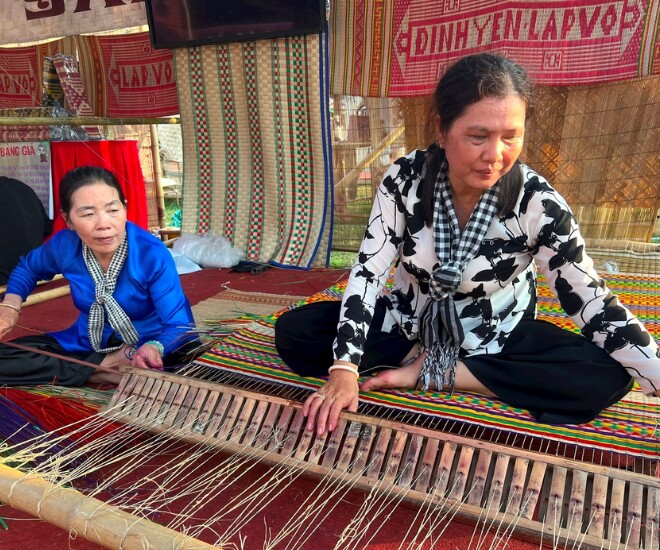 Khám phá làng nghề trăm tuổi nhiều màu sắc, du khách đến đây được tham gia “phiên chợ ma” độc đáo ở miền Tây - 1