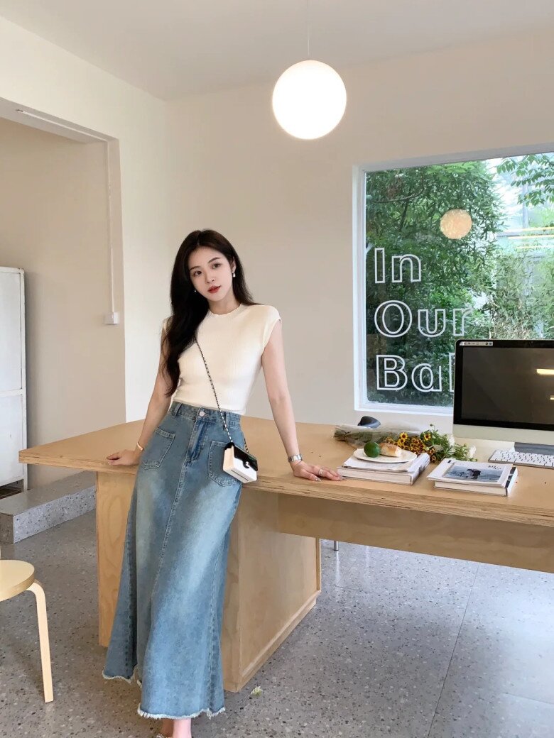 Kiểu chân váy dài này đang được phái đẹp mọi lứa tuổi ưa chuộng, giúp “hack tuổi”, mặc đẹp cả xuân hè 2025 - 11