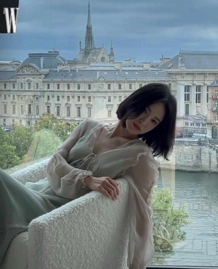 Là hai mỹ nhân hàng đầu Châu Á, Song Hye Kyo và Triệu Lệ Dĩnh lại cùng làm một điều để níu kéo tuổi xuân - 15