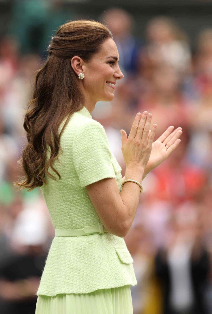 Là biểu tượng thời trang Hoàng gia Anh, Kate Middleton chỉ diện đi diện lại 6 kiểu đồ này suốt hơn 10 năm qua - 15