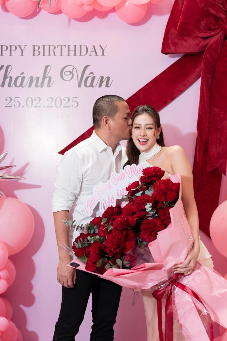 2 hoa hậu cùng sinh năm 1995 và lấy chồng không phải đại gia: Người đeo vàng trĩu cổ, người được tặng nhà dịp sinh nhật - 2