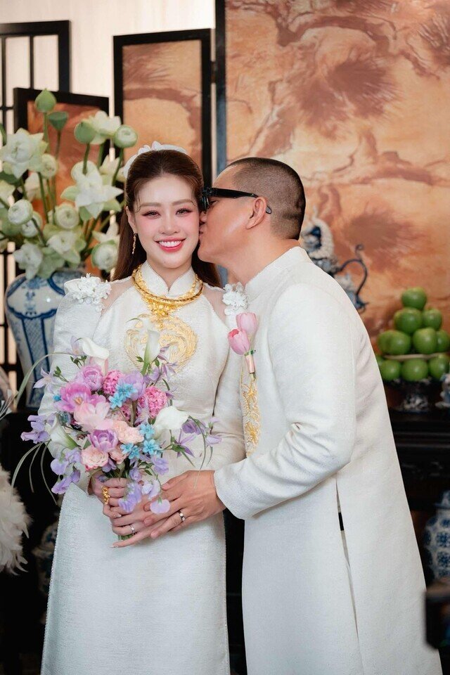 2 hoa hậu cùng sinh năm 1995 và lấy chồng không phải đại gia: Người đeo vàng trĩu cổ, người được tặng nhà dịp sinh nhật - 3