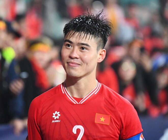 Cầu thủ “hôn xuất sắc nhất” AFF Cup 2024 cưới vợ là “phú bà” trẻ tuổi, 3 năm sinh 2 nhóc - 1