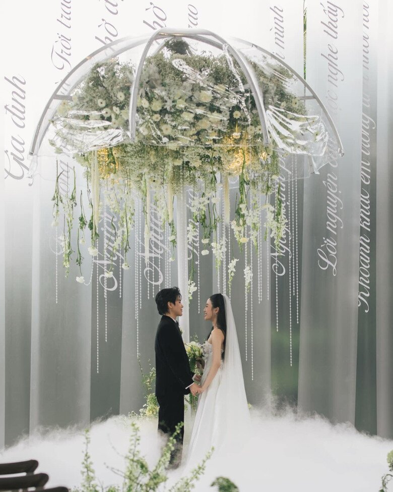 Vũ Cát Tường chia sẻ ý nghĩa đặc biệt về chiếc ô trong suốt trong đám cưới mình - 2