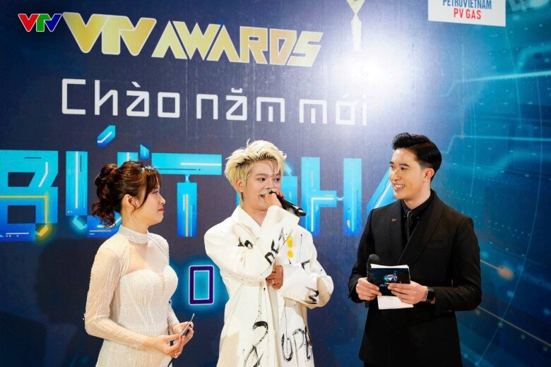 VTV Awards 2024: Duy Hưng nhận giải Nam diễn viên ấn tượng, không quên câu cửa miệng làm ai nấy phì cười - 8