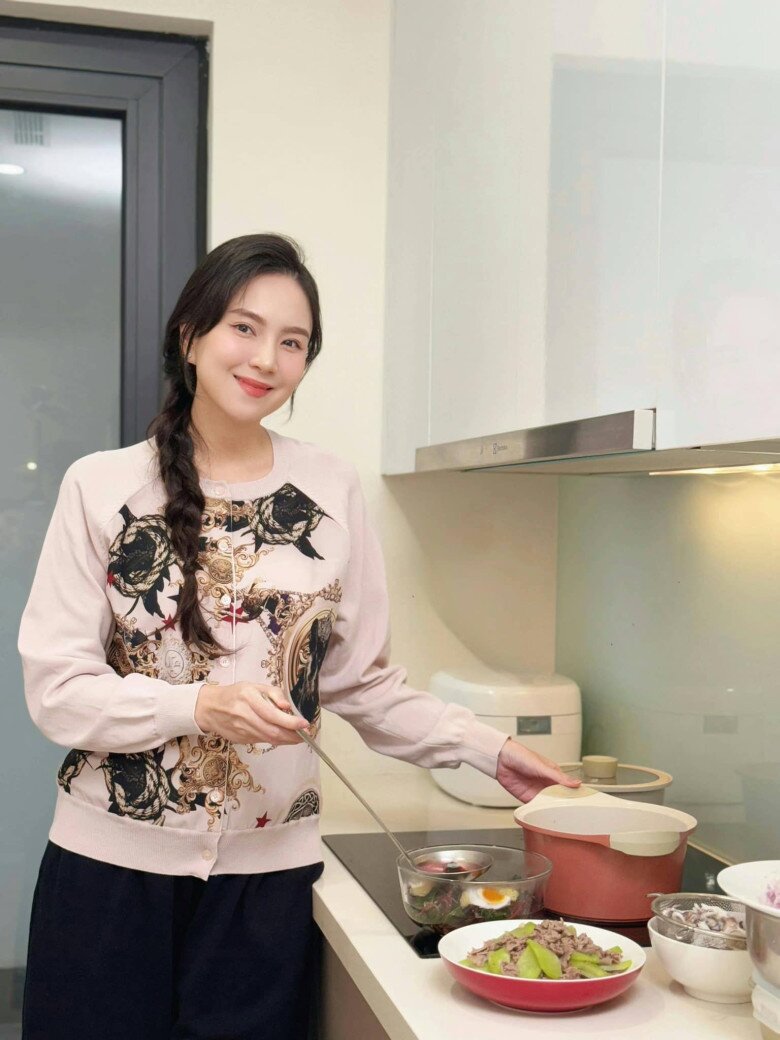 3 mẹ bầu sành điệu của Vbiz: Người chuyển sang đồ rộng rãi, người bụng vượt mặt vẫn mê khoe body - 7