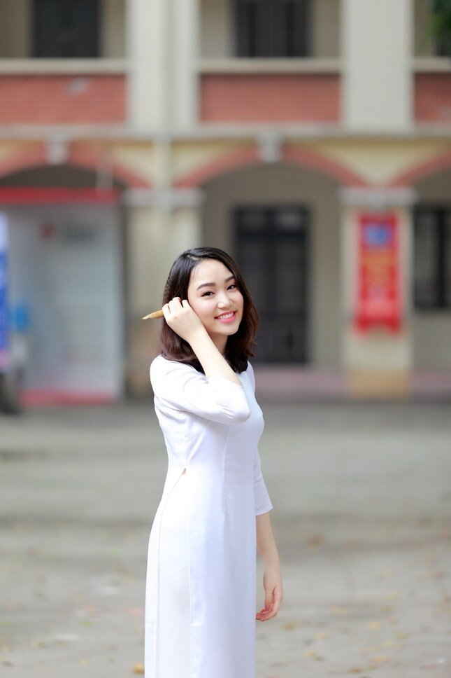 Cô gái có nhan sắc đẹp như cái tên, là 1 trong 5 nữ sinh Việt từng đón tiếp các nguyên thủ quốc gia - 12
