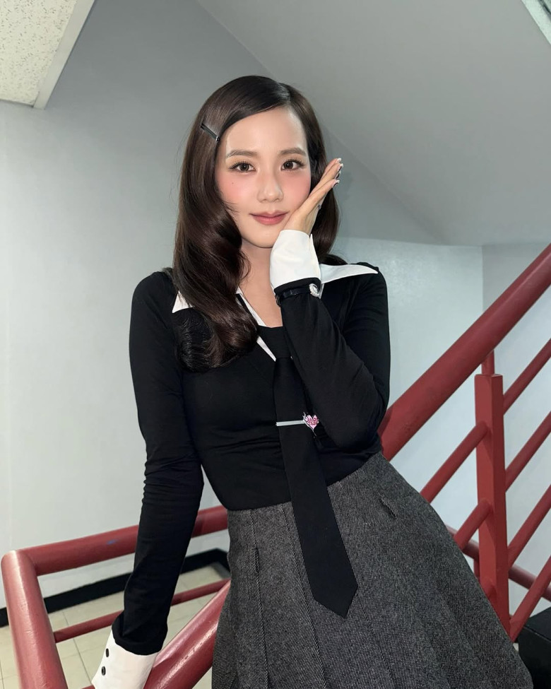 Kiểu tóc tưởng chừng đã lỗi thời đang rục rịch trở lại, chị em lưu ngay công thức để mái chéo đẹp như Kim Ji Won - 5