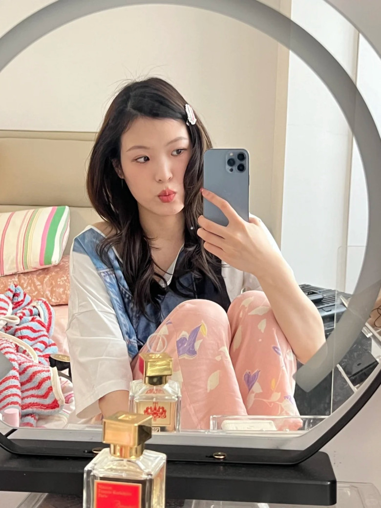Kiểu tóc tưởng chừng đã lỗi thời đang rục rịch trở lại, chị em lưu ngay công thức để mái chéo đẹp như Kim Ji Won - 10