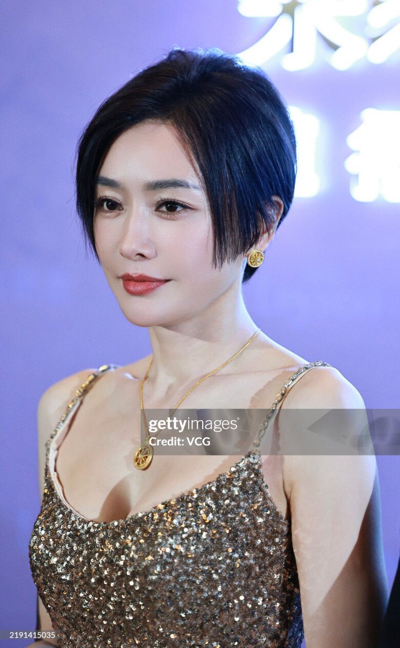 &#34;Hoàng hậu đẹp nhất màn ảnh” hẹn hò Hồng Hài Nhi kém 10 tuổi, bơm collagen bình dân để trẻ mãi chẳng già - 5