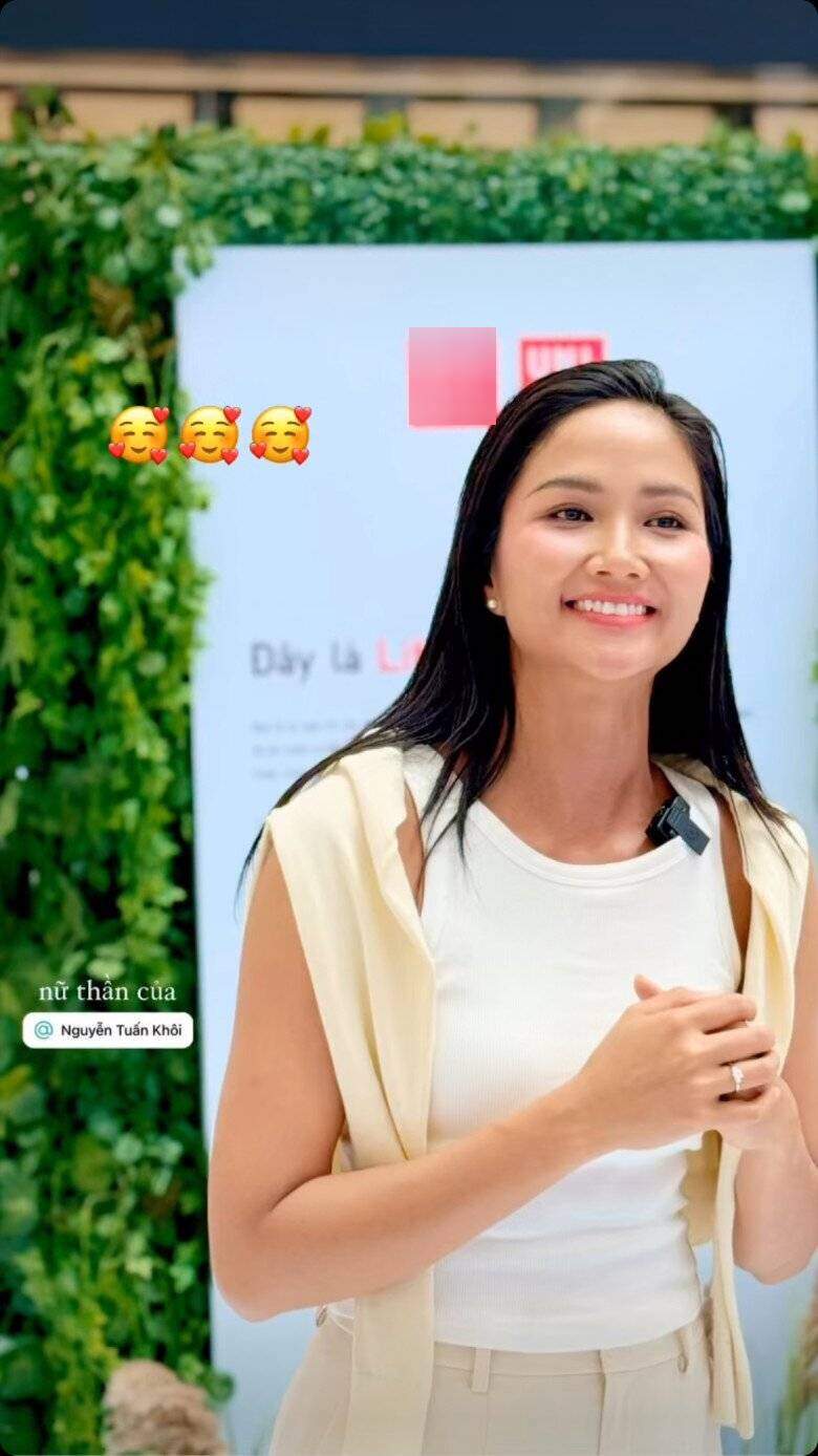 H&#39;Hen Niê xuất hiện sau khi được cầu hôn, mặc đồ đơn giản nhưng khoe khéo chiếc nhẫn kim cương - 3