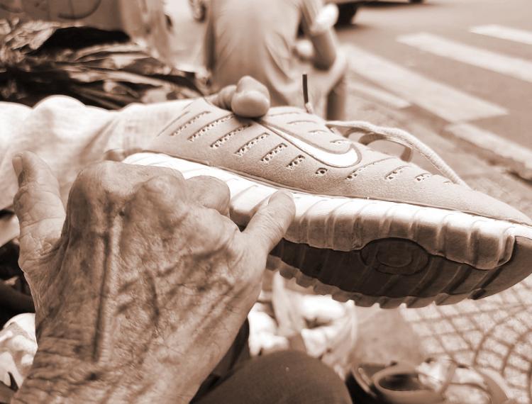 Ông lão sửa giày