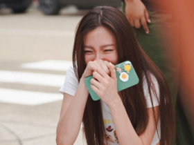 Mẹ tái hôn với bố dượng già xấu, ngày tôi lấy chồng ông gửi một bức ảnh, mở ra tôi sợ đến run tay