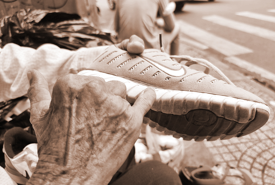 Ông lão sửa giày - 1