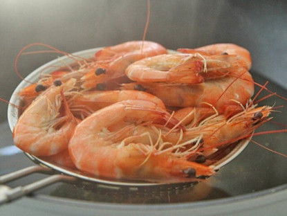 Luộc tôm chỉ cho hành gừng là chưa đủ, thêm 2 gia vị nữa, tôm vừa ngon lại chắc thịt, màu đẹp mà không bị tanh