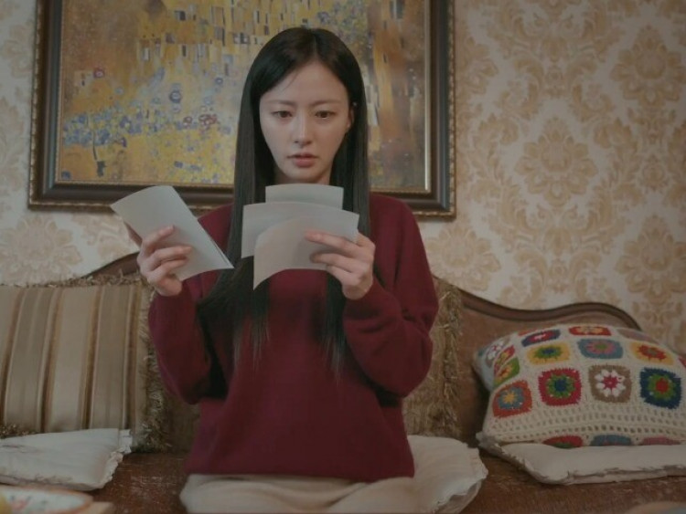 Cảm kích vì bố dượng di chúc cho căn nhà, lúc dọn nhà thấy một tờ giấy, tôi như hóa điên