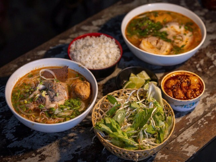 Món ngon độc lạ chỉ có ở Huế, đặc sản bún bò ăn kèm với thứ “bỏ đi” xưa dùng để cứu đói 