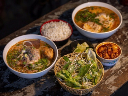 Món ngon độc lạ chỉ có ở Huế, đặc sản bún bò ăn kèm với thứ “bỏ đi” xưa dùng để cứu đói 