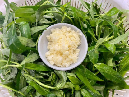 Loại rau dại mọc tua tủa sau mưa xưa nấu cho lợn nay “lên đời” thành đặc sản, 70.000 đồng/kg vẫn đắt khách