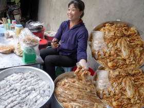 Ở Bắc Ninh có món đặc sản nghe tên ai cũng biết, độc lạ ở màu sắc, ngon nức tiếng bởi loại gia vị quen thuộc