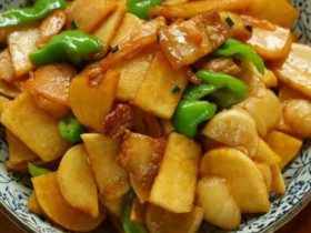 Củ này có hàm lượng vitamin C cao hơn khoai tây và khoai lang lại rẻ như cho, xào với thịt cực giòn ngon lạ miệng