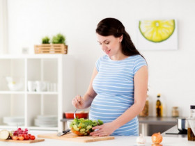 Mẹ bầu vừa lo Tết lên cân vừa sợ con thiếu canxi ảnh hưởng sau này: Cách đơn giản để giúp mẹ vừa chắc xương, con phát triển