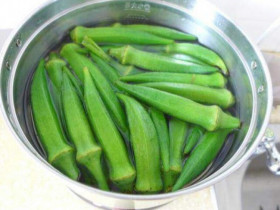 Luộc đậu bắp toàn bị nhớt hóa ra sai ở bước này, đầu bếp chuyên nghiệp mách chiêu luộc quả nào cũng có màu xanh mướt, không nhớt